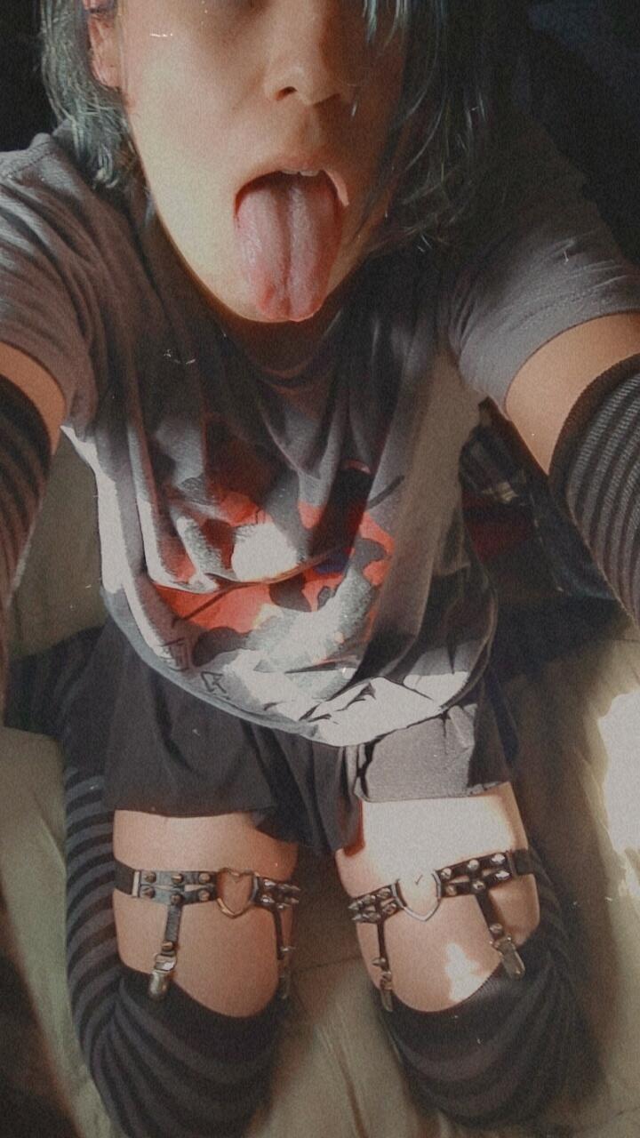 FemboyKnees
