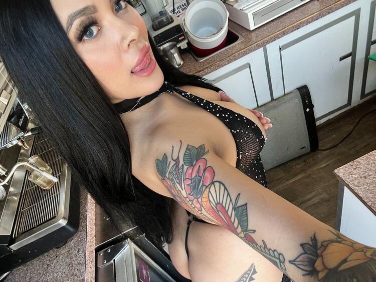 Lindsey Nicolas