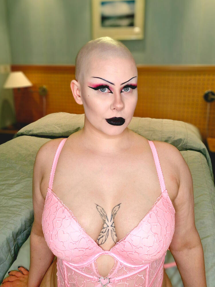 Nyla Ren ☆ Bald Goth Mommy
