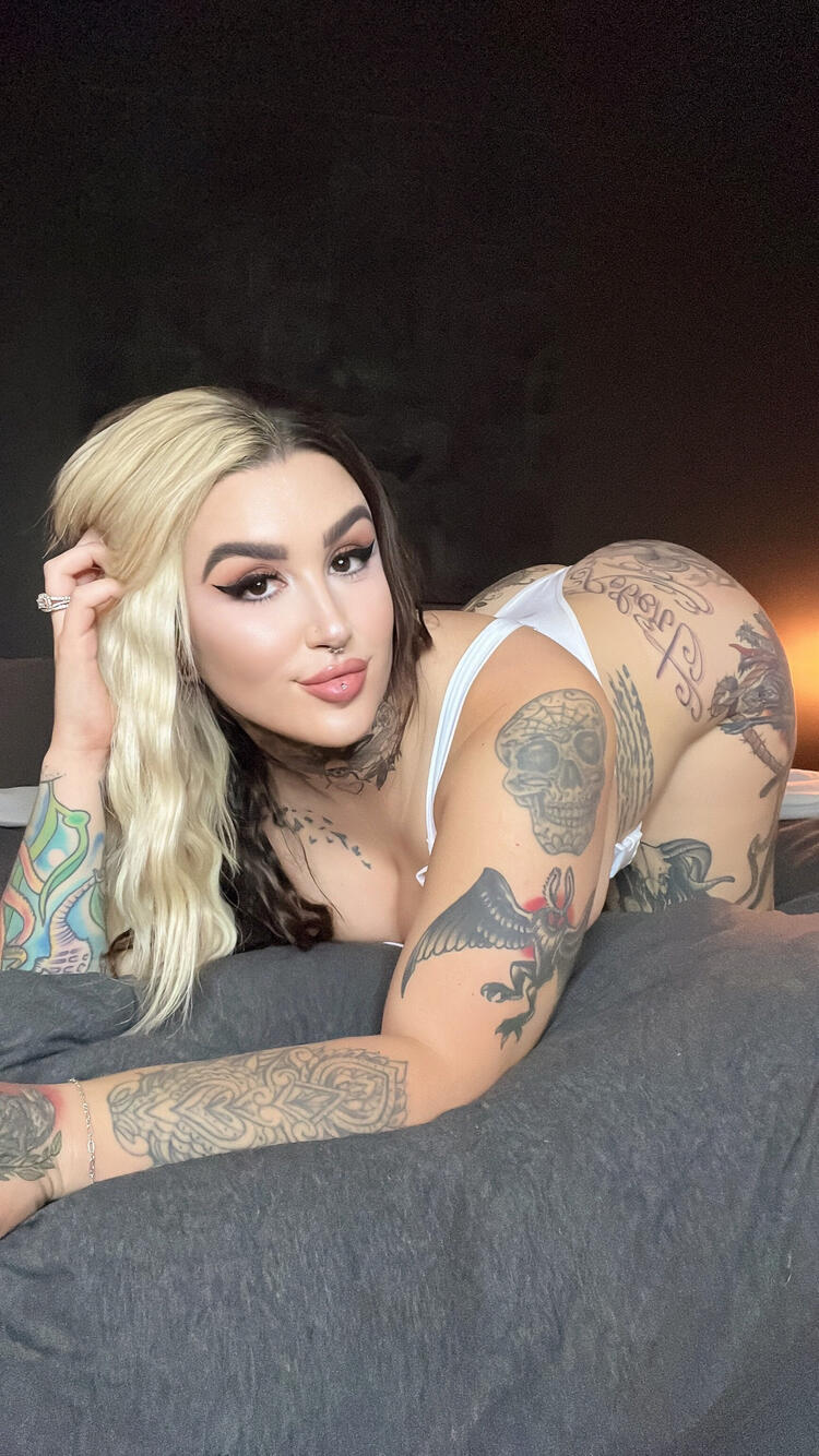BIG BOOTY GOTH GF 🤍🖤