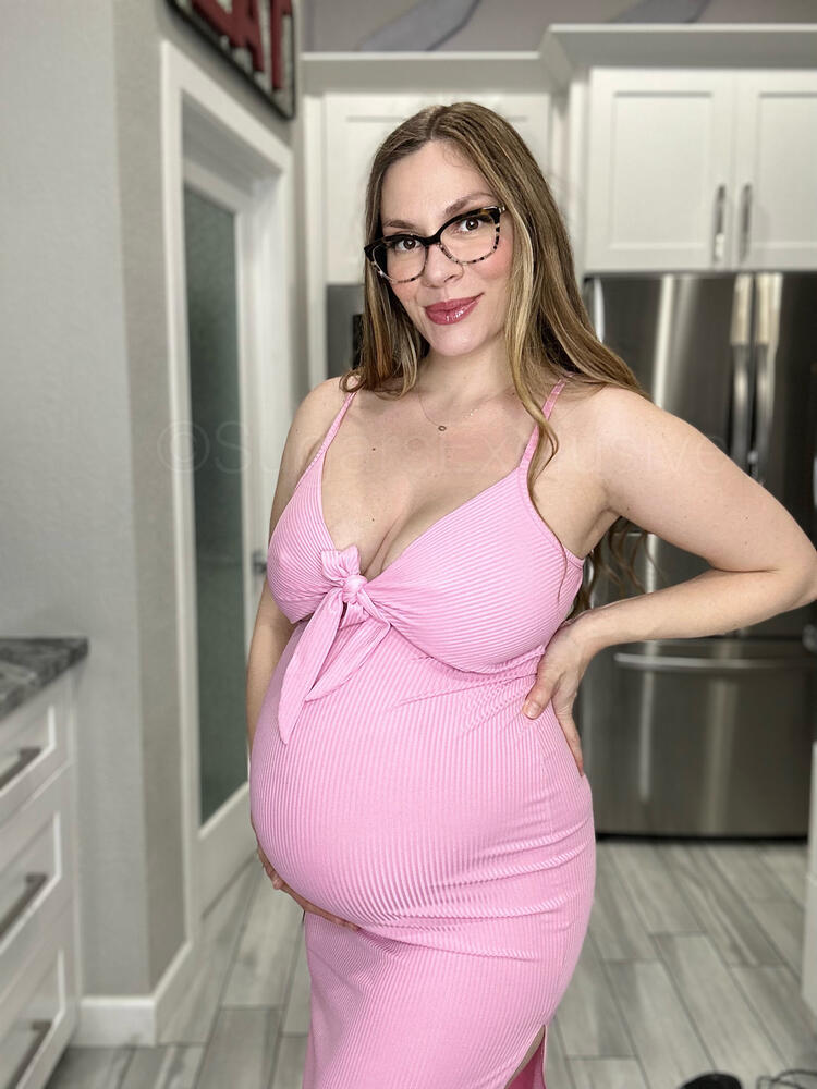 Pregnant Mia 🍼