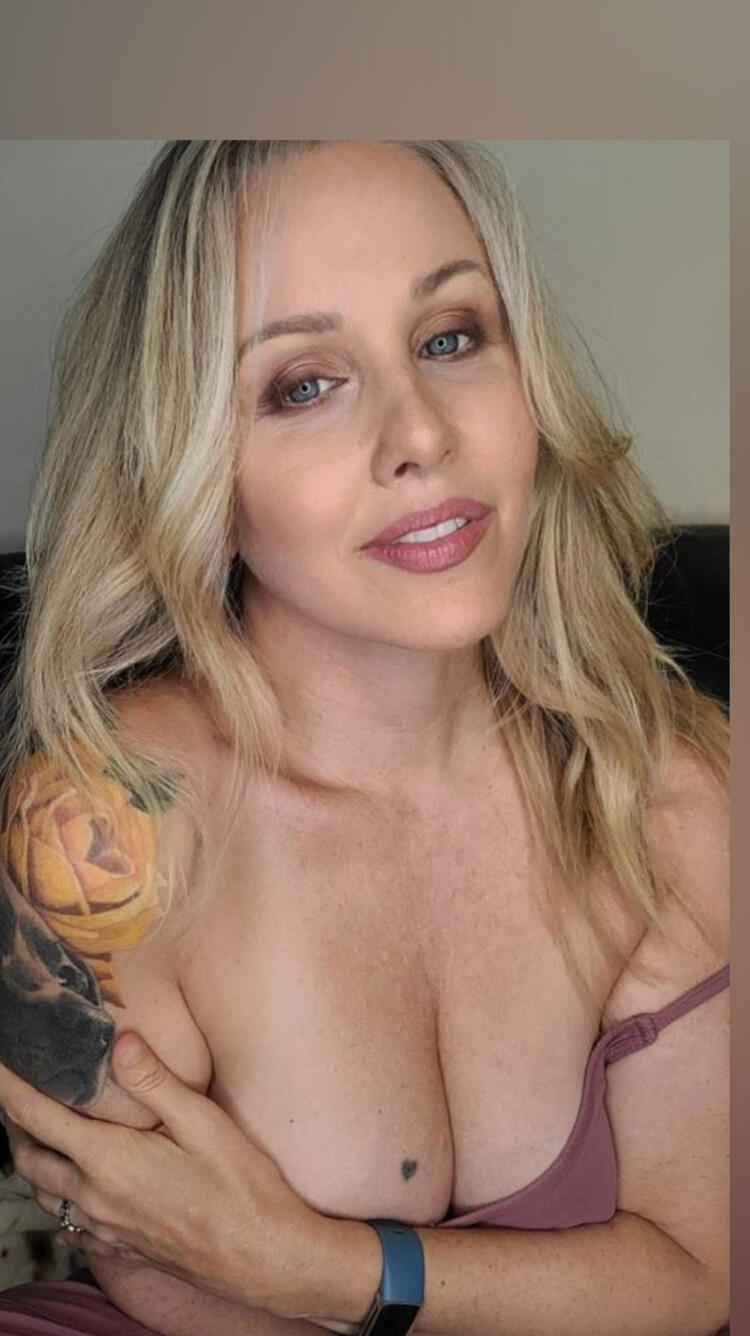 JuliaAnn 🩷