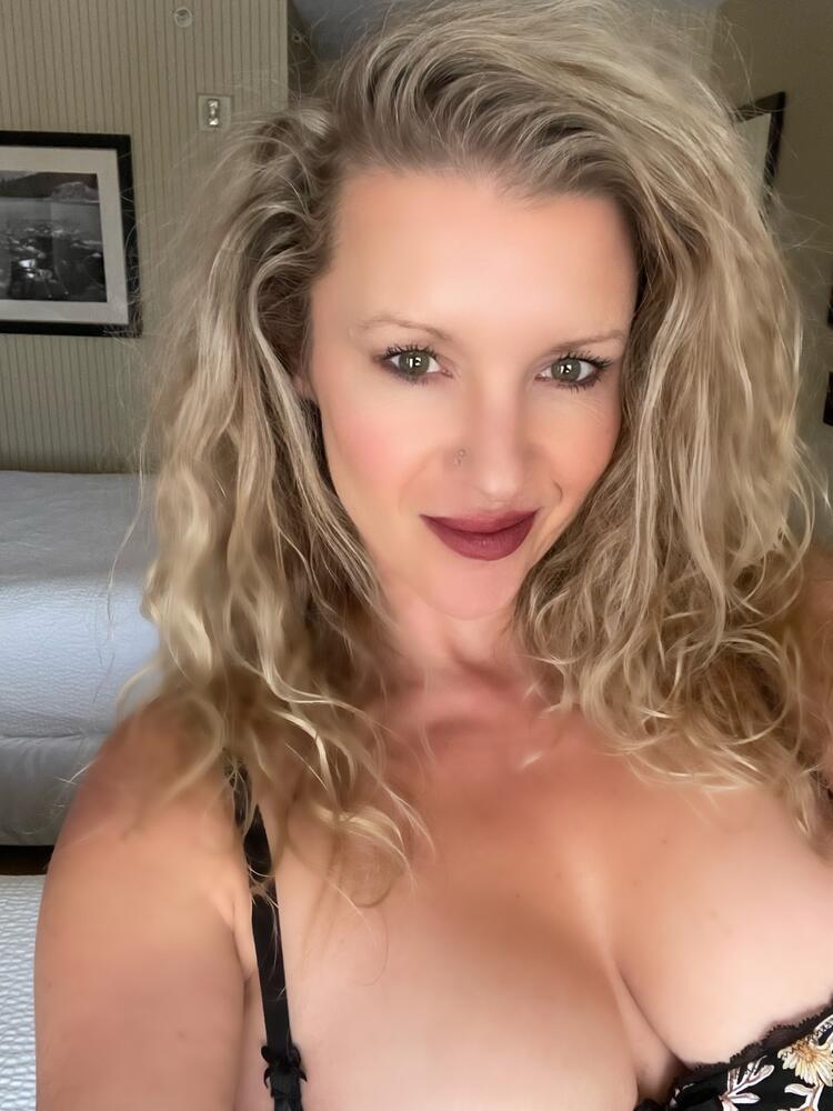 Billie Hot Wife
